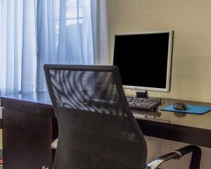 TV a/nebo společenská místnost v ubytování Rodeway Inn