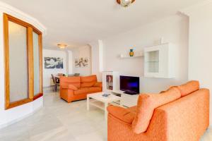 TV a/nebo společenská místnost v ubytování Beach Apartment Brisa Marina by Sealand Villas