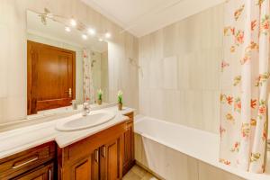 Koupelna v ubytování Beach Apartment Brisa Marina by Sealand Villas + 15 fotografií