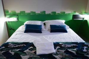 ブリーヴ・ラ・ガイヤルドにあるDUMYRAT #2 - Véritable pépite - 1 chambreのベッド(青と白の枕、緑のヘッドボード付)