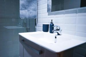 ブリーヴ・ラ・ガイヤルドにあるDUMYRAT #3 - Refuge urbain - 1 chambreの白いバスルーム(シンク、鏡付)
