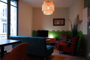 ブリーヴ・ラ・ガイヤルドにあるDUMYRAT #2 - Véritable pépite - 1 chambreの椅子、テーブル、テレビ付きの待合室