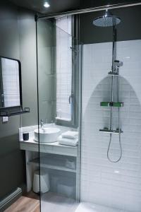 ブリーヴ・ラ・ガイヤルドにあるDUMYRAT #2 - Véritable pépite - 1 chambreのバスルーム(シャワー、シンク、シャワー付)