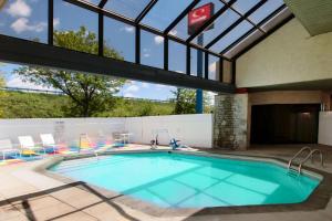 Swimming pool sa o malapit sa Econo Lodge