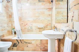 Koupelna v ubytování Escoberos Courtyard Duplex by Valcambre + 27 fotografií