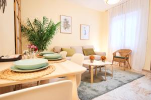 Posezení v ubytování Escoberos Courtyard Duplex by Valcambre