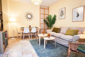 Posezení v ubytování Escoberos Courtyard Duplex by Valcambre