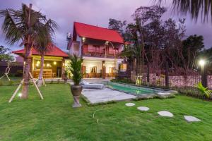una casa con piscina frente a un patio en The Uma Guesthouse, en Canggu