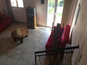 ein Wohnzimmer mit einem Sofa und einem Tisch in der Unterkunft Dogis Retreat in Ayia Evfimia