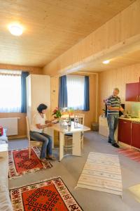 dos personas sentadas en una mesa en una habitación en Gästehaus Aquilin, en Sankt Pölten