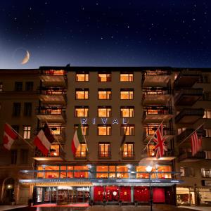 un hôtel la nuit avec la lune dans le ciel dans l'établissement Hotel Rival, à Stockholm