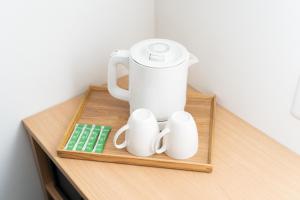 Příslušenství pro přípravu čaje a kávy v ubytování Pearl Hotel Shinjuku Akebonobashi