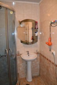 W łazience znajduje się umywalka i prysznic. w obiekcie Карпатський Дуб w Jaremczach