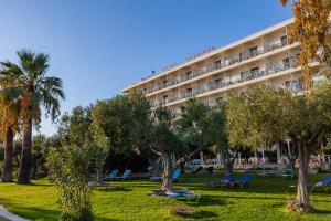 Ogród w obiekcie Calamos Beach Family Club