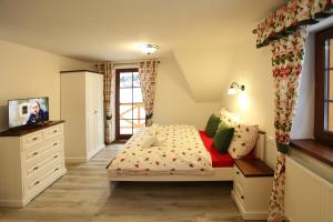 een kleine slaapkamer met een bed en een raam bij Chatky JOSU in Zuberec