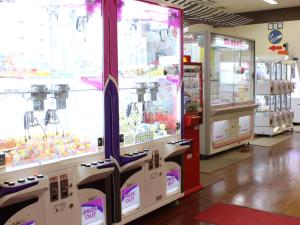 un negozio con diverse macchine per artigli in un negozio di Natural SPA, Kanazawa Hotel Yumenoyu a Kanazawa