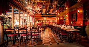 a restaurant with tables and chairs in a room at XII Apostel Albergo in Cologne