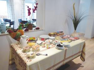 a table with food on it with a chicken on it at Hotel Garni Wieshof in Rauris