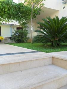a concrete bench in front of a house at Apartments Marica in Brela