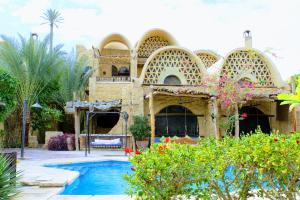 una casa con una piscina di fronte di Tunis Lake View a ‘Izbat an Nāmūs
