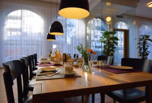una sala da pranzo con un lungo tavolo in legno e sedie di Gästehaus Rohleder a Velbert
