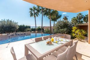 アルクーディアにあるAlcanada Paradise - Private Pool & Sea Viewのパティオ(テーブル、椅子付)、スイミングプールが備わります。