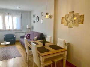 Ein Sitzbereich in der Unterkunft Apartamentos Maladeta