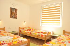 Un pat sau paturi într-o cameră la Apartments & Rooms Bojic