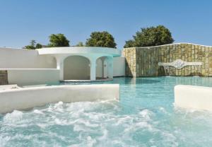 Bazén v ubytování La Pineta Hotel Beach & Spa nebo v jeho okolí