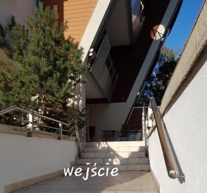 un conjunto de escaleras que conducen a una casa en Apartament 316 w Domu Zdrojowym, en Jastarnia