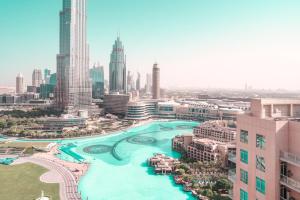 una vista aerea di una città con edifici alti di Elite Royal Apartment | Burj Residences Tower 5 | Gold a Dubai