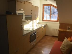 y cocina con fogones y microondas. en Appartement Unterbrandstätt, en Wagrain