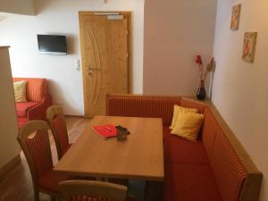 Televízia a/alebo spoločenská miestnosť v ubytovaní Appartement Unterbrandstätt
