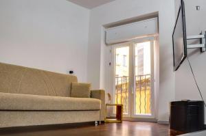 un soggiorno con divano e porta scorrevole in vetro di Gramsci, Bologna by Short Holidays a Bologna
