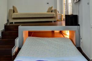 un soggiorno con letto e divano di Gramsci, Bologna by Short Holidays a Bologna