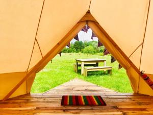 Cotswolds Camping at Holycombe外面的花园