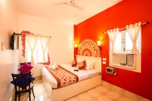 A bed or beds in a room at Wander Station Varanasi