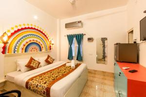 En eller flere senge i et værelse på Wander Station Varanasi