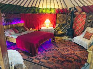 Cotswolds Camping at Holycombe客房内的一张或多张床位