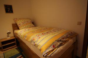 Ein Bett oder Betten in einem Zimmer der Unterkunft Ferienwohnung am Baldeneysee