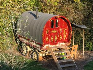 Cotswolds Camping at Holycombe外面的花园