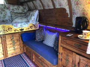 Cotswolds Camping at Holycombe的休息区