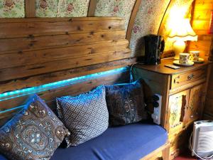 Cotswolds Camping at Holycombe的休息区