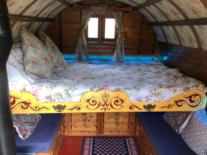 Cotswolds Camping at Holycombe客房内的一张或多张床位