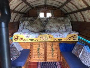 Cotswolds Camping at Holycombe的休息区