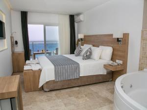 A bed or beds in a room at Rhapsody Hotel Kas