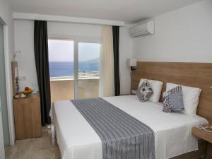 A bed or beds in a room at Rhapsody Hotel Kas