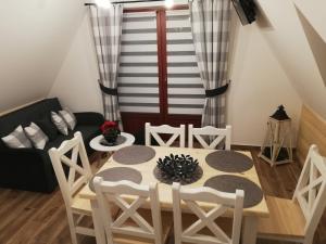 マウェ・チヘにあるWilla Lichajówkaのリビングルーム(テーブル、椅子、ソファ付)