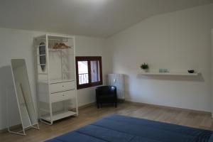 salon z białą szafką i niebieskim dywanem w obiekcie Casa Palladio XL w mieście Vicenza