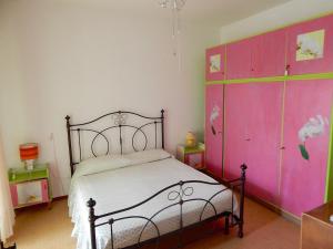 een slaapkamer met een bed en een roze kast bij M156 - Marcelli, trilocale con giardino a 80mt dal mare in Marcelli